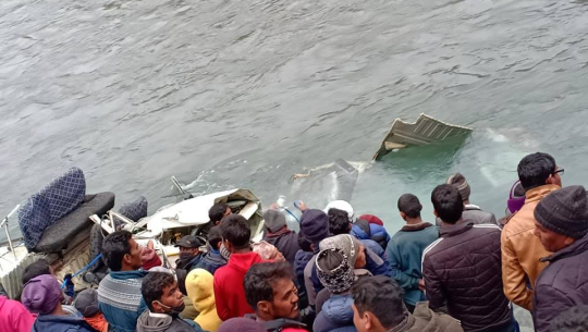 डाक्टर नहुँदा बाजुरा जिप दुर्घटनामा ज्यान गुमाएकाको पोष्टमार्टम भएन, शव कुर्दै आफन्त