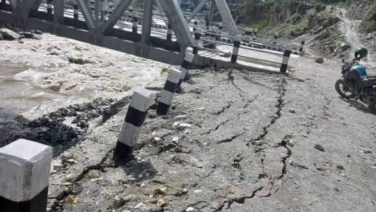 बझाङमा नदीको बहाब बढेपछि पुल जोखिममा