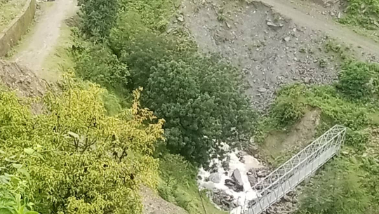 खोलाको छेउमा पुल, स्थानीय जोखिम मोलेर खोला तर्न बाध्य
