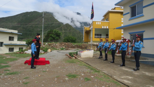 बझाङमा प्रमुख जिल्ला अधिकारीको स्वागतमा सलामी