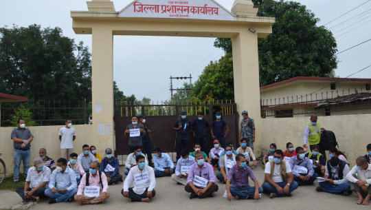 कैलालीका पत्रकारले प्रशासनमा दिए धर्ना