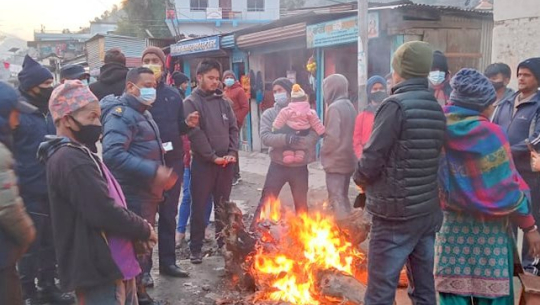 बझाङमा जाडो भगाउन निःशुल्क दाउरा वितरण