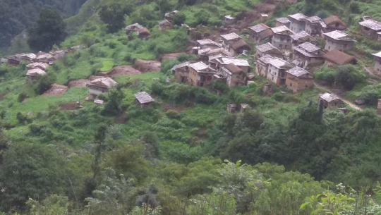 पुरै गाउँ पहिरोको जोखिममा