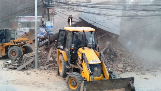 अछाममा सडक सीमा अतिक्रमण गर्ने क्रम बढ्दो, बनाइएका संरचना हटाउन निर्देशन