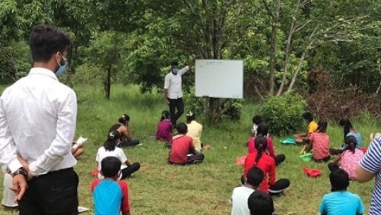 डोटीमा टोल शिक्षा कार्यक्रम सञ्चालन :शिक्षकलाई पढाउन भ्याइनभ्याइ