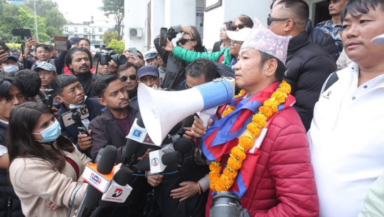 निर्वाचन आयोगद्धारा मेयर हर्क साम्पाङ नेतृत्वको पार्टीलाई प्रमाणपत्र प्रदान 