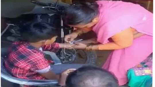 बैतडीमा गाउँपालिकाका स्वास्थ्य संयोजककै श्रीमती स्वास्थ्यकर्मी हुँ भन्दै औषधी बेच्छिन्
