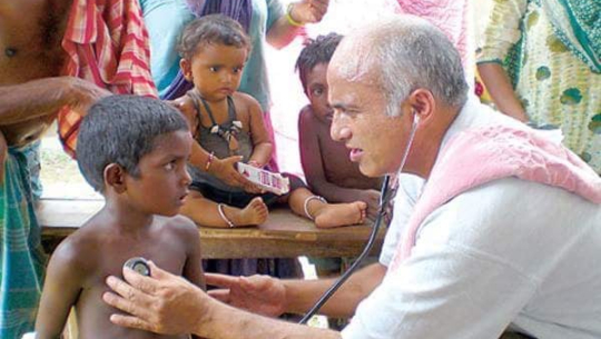 इलाम अस्पतालबाट सेवा दिँदै डा. केसी