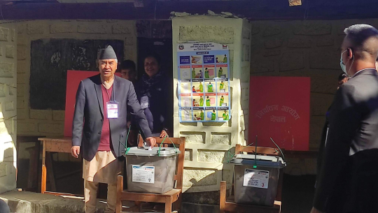 प्रधानमन्त्री देउवाले गरे मतदान 