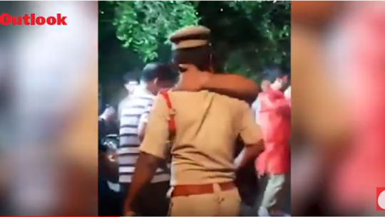 प्रहरीलाई नै समातेर ‘किस’ गरिदिएपछि...