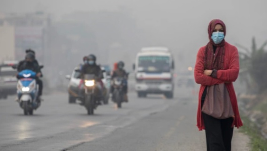 प्लास्टिकको धुवाँ र डढेलोले धनगढीको हावासमेत दूषित पारेपछि चिकित्सकले दिए चेतावनी