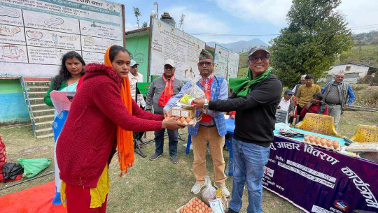 डोटीको पूर्वीचौकीमा पोषण सामाग्री वितरण