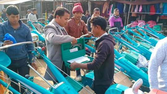 कैलारीका किसानलाई पावर ट्रिलर वितरण