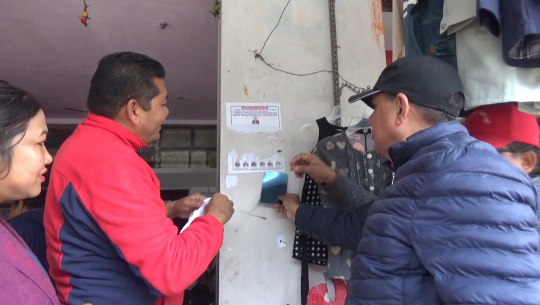 नव निर्वाचित पदाधिकारी प्रचार प्रसार सामाग्री हटाउँदै