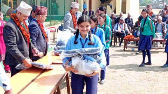 धनगढीका पाँच विद्यालयका एक हजार १८३ छात्रालाई पोसाक 