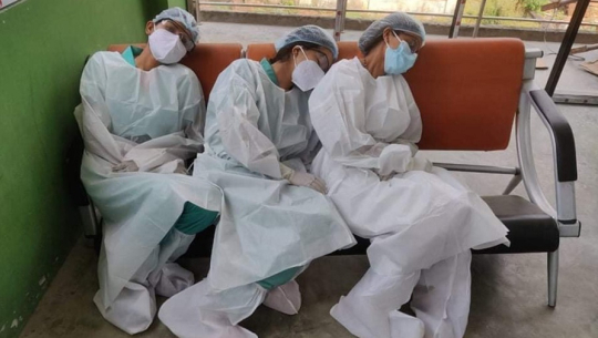 पिपिईभित्र गुम्सिँदै सेवामा नर्सहरू