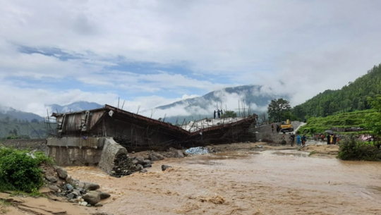 खोलामा बाढी आएपछि अछाममा निर्माणाधिन पुल भत्कियो