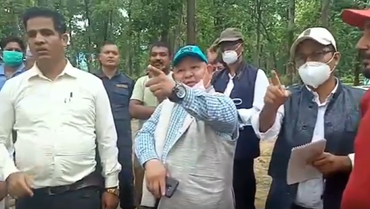 कैलालीमा सांसद आलेको वनका अध्यक्षलाई धम्की– ‘टाउको तल गरेर कुरा गर’