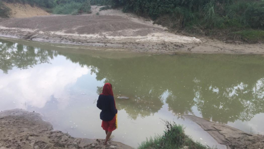 कृष्णपुरको दोमिल्ला खोलामा पुल नहुँदा स्थानीय बासिन्दा सास्ती खेप्दै