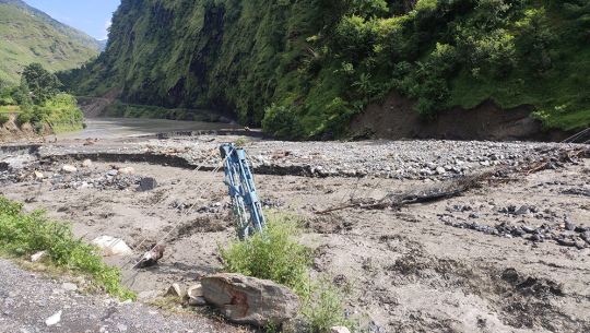 दार्चुलामा बाढीले पुल बगाउँदा दुहु-ब्यास सम्पर्क टुट्यो 