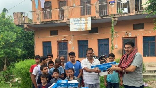 जन्मदिनको अवसरमा कैलाली उद्योग वाणिज्य संघका अध्यक्ष कुँवरद्वारा सहयोग