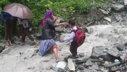 दार्चुला अपिहिमालको ठुलढुङ्गी पुल बाढीले बगायो 