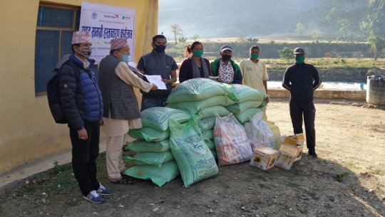 प्रगतिशिल युवा समाज र वल्ड भिजन इन्टरनेशनल नेपालद्वारा बझाङमा राहत हस्तान्तरण