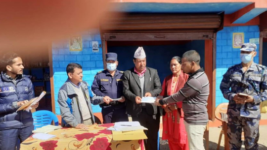 डोटीमा बाढीपहिरोबाट आफन्त गुमाएका परिवारलाई २ लाख प्रदान