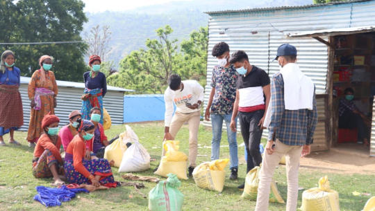 डोटीमा थ्रिडिभिएलद्धारा राहत वितरण