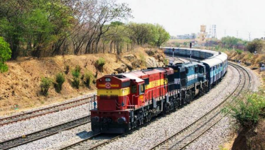 भारतमा रेलले किचेर दुई नेपालीको ज्यान गयो