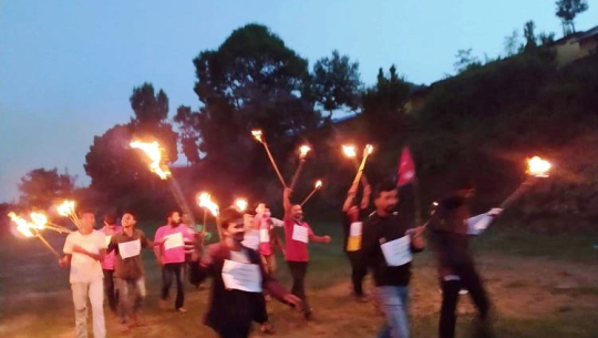 अजयमेरुमा सरकार विरुद्ध प्रदर्शनसहित सरिता गिरीको पुत्ला दहन
