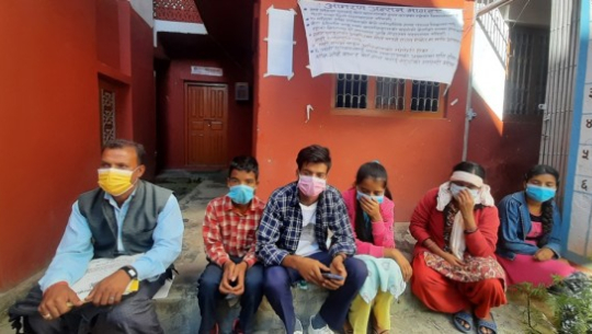 बैतडीमा १४ महिनाको तलब नपाएपछि परिवारसहित अनशनमा बसे शिक्षक