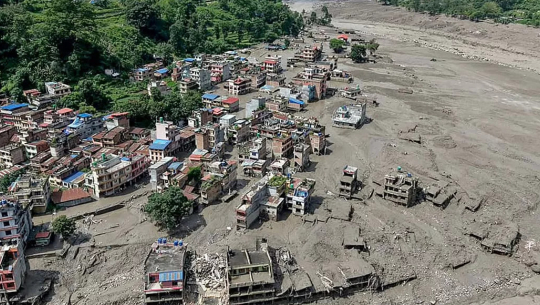 भोटेकोशी बाढीपीडितका लागि भारतमा रहेका डडेल्धुराका युवाहरूले गरे सहयोग