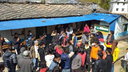 बाजुरामा जल विद्युत केन्द्रमा तालाबन्दी, कार्यालय प्रमुखसहित प्रहरी भित्रै थुनिए