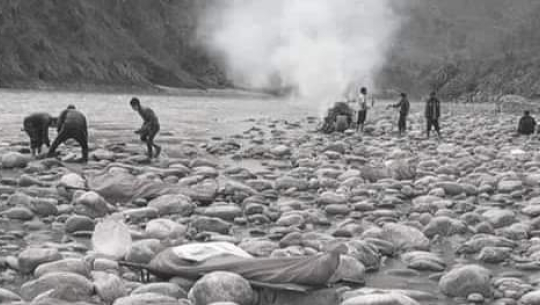 ७ जनाको सामूहिक चिता जल्दा रोयो बैतडीकाे रोडीदेवल गाउँ