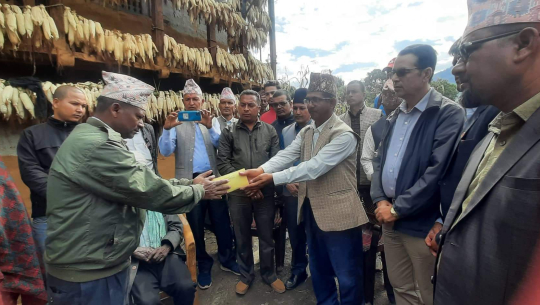 अछामका पहिरो पीडितलाई एमालेको सहयोग  