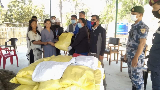 कृषि मन्त्री चौधरीद्वारा सहारा घरलाई खाद्यान्न सामग्री हस्तान्तरण