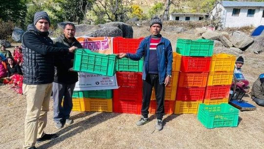 डोटीमा सुन्तला किसानलाई क्यारेड र डिजिटल तराजु वितरण