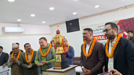 धनगढीमा विद्यालयस्तरीय ‘राइजिङ स्टार प्रिमियर लिग’ को ट्रफी सार्वजनिक