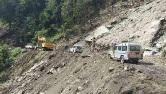 बसको ठक्करबाट बालिकाको मृत्यु भएपछि बझाङ–खोड्पे सडकखण्ड अवरुद्ध