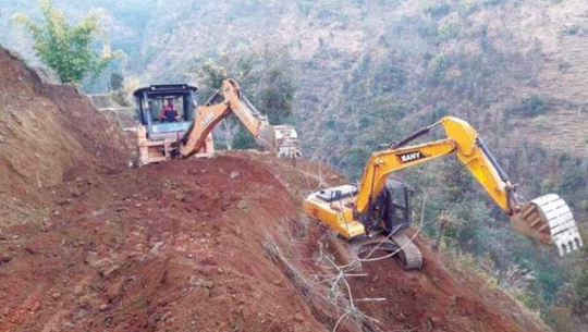 कटानी आदेश विना नै धनगढी–दीपायल द्रुत मार्गमा पर्ने सयौँ रुख गायव