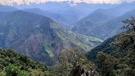 बझाङमा गाउँको लागि खनिएको सडकले नै गाउँवासीलाई थुन्यो