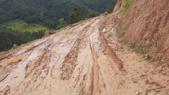 बैतडीका कच्ची सडकमा सवारी सञ्चालन गर्न रोक