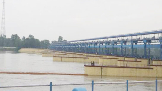 महाकालीमा बढेको बाढी घट्दो क्रममा, शारदा ब्यारेजको रोक कायमै