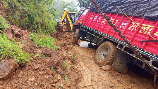 वर्षाले पाल्पाका ग्रामीण सडक अवरुद्ध
