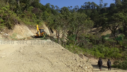 चुरे गाउँपालिकाले निर्माण गरिरहेको बयाला गाउँ जोड्ने सडक 