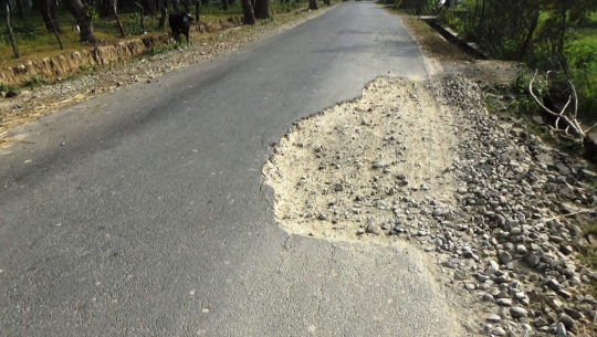 धनगढीमा सघन सहरी मार्फत कालोपत्रे भएको सडक एक बर्ष नपुग्दै भत्कियो