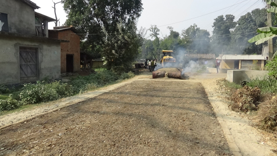 धनगढीमा मापदण्ड विपरीत सडक कालोपत्रे