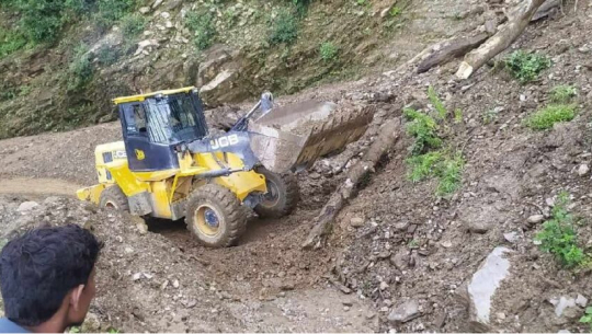 चार  दिनदेखि अवरुद्ध सिलगढी–झिग्राना सडक खुलाउन सुरु 