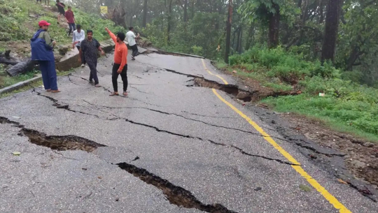निरन्तरको वर्षाले सुदूरपश्चिमका विभिन्न ठाउँमा पहिरो, सडक भासिए